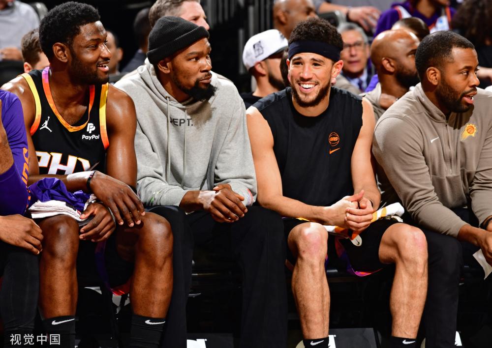 他去酒吧是 他去酒吧是