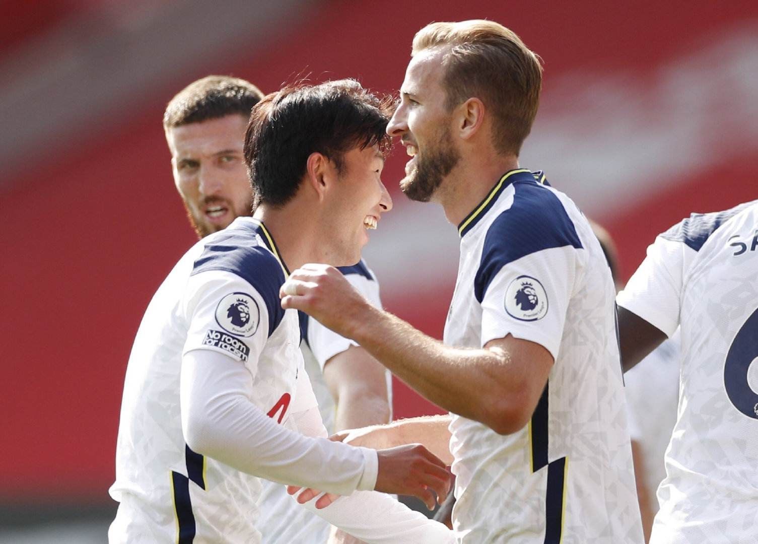 凭借其犀利 凭借其犀利